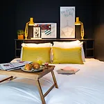 Отель Staycity Castle 4*